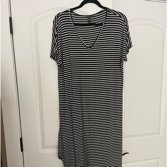 Dress - Picture 1 of 3